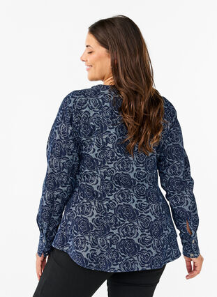 Zizzi Spijkerblouse met rozenpatroon, Denim Rose AOP, Model image number 2