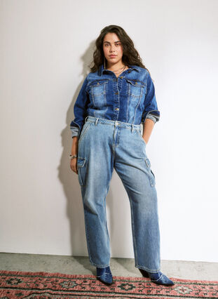 Zizzi Loszittende jeans met cargozakken, Light blue, Image image number 0