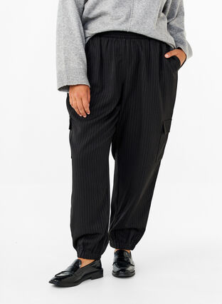 Zizzi Broek met cargozakken en een elastische taille, Black Sand Pin St., Model image number 2