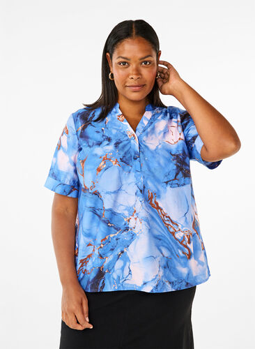 Zizzi Viscose blouse met marmerprint en korte mouwen, Palace Blue AOP, Model image number 0