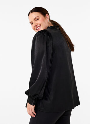 Zizzi Blouse met lange mouwen, ruches en V-hals, Black, Model image number 1