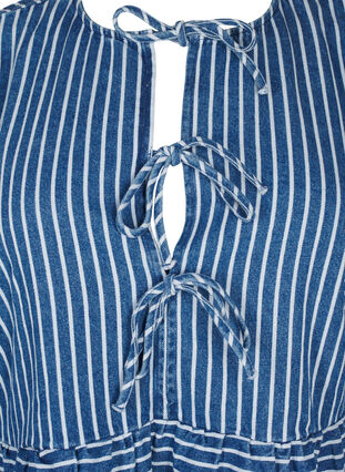 Zizzi Gestreepte denim blouse met strik aan de voorkant, Blue Denim Stripe, Packshot image number 2