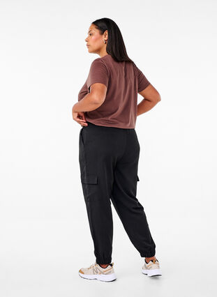 Zizzi Broek met cargozakken en een elastische taille, Black, Model image number 1