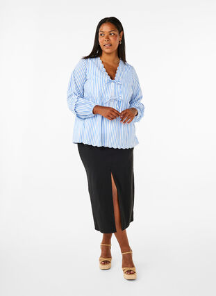 Zizzi Gestreepte blouse met open voorkant en geborduurde details, C. Blue White Stripe, Model image number 3