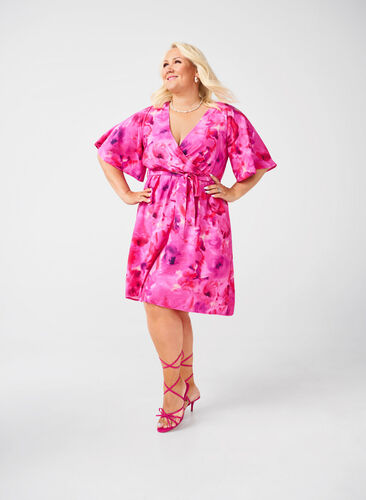 Zizzi Knielange jurk met bloemenprint en wikkeleffect, Pink Rose AOP, Model image number 0