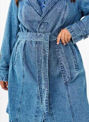 Zizzi Denim trenchcoat met riem, Blue Denim, Model image number 4