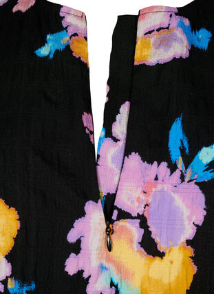 Zizzi Gebloemde blouse met ronde hals en ritssluiting, Black w. Flower AOP, Packshot image number 2