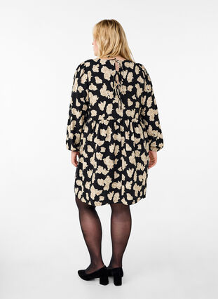 Zizzi Jurk met lange mouwen, print en strikjes, Black AOP, Model image number 1