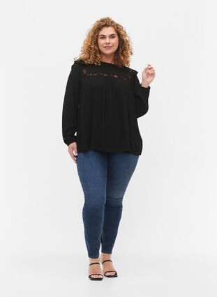 Zizzi Viscose blouse met ruches en kant, Black, Model image number 2