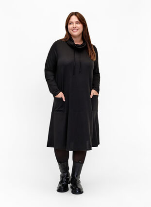 Zizzi Jersey-jurk met hoge hals en zakken, Black, Model image number 2