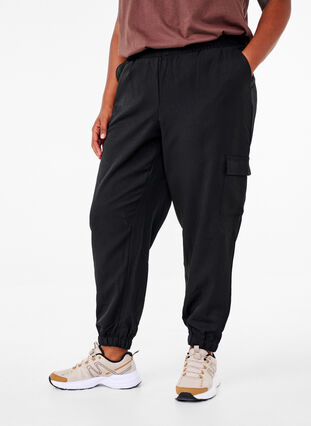 Zizzi Broek met cargozakken en een elastische taille, Black, Model image number 2