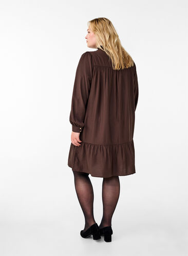 Zizzi Korte jurk met kraag met ruches, Seal Brown, Model image number 1