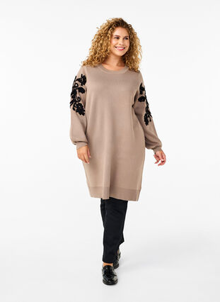 Zizzi Gebreide jurk met geborduurde details, Desert Taupe Comb, Model image number 2