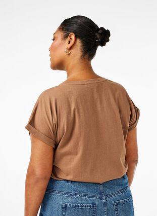 Zizzi T-shirt met korte mouwen van katoenmix, Coca Mocha, Model image number 1