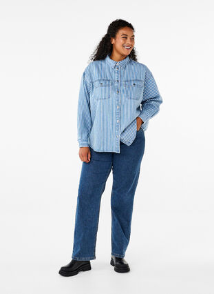 Zizzi Effen denim overhemd met borstzakken, Light B.Denim Stripe, Model image number 4