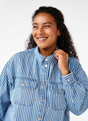 Zizzi Gestreept denim overhemd met borstzakken, Light B.Denim Stripe, Model image number 2