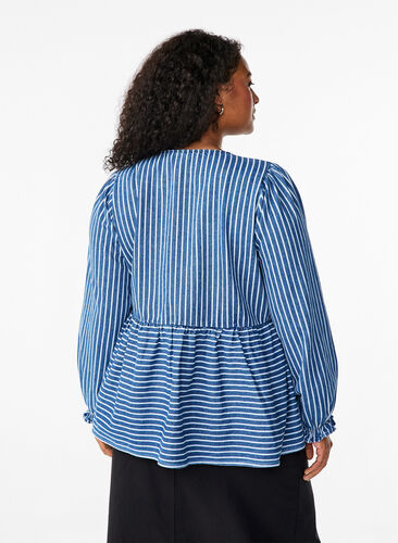 Zizzi Gestreepte denim blouse met strik aan de voorkant, Blue Denim Stripe, Model image number 1