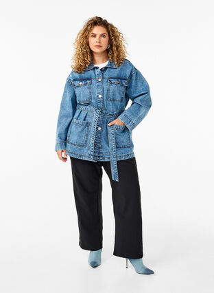 Zizzi Spijkerjasje met een strikceintuur, Blue Denim, Model image number 2