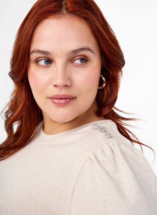 Zizzi Blouse met knoopdetail en korte pofmouwen, Oatmeal White Mel., Model image number 2