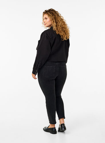 Zizzi Cropped Emily jeans met gerafelde zoom, Dark Grey Denim, Model image number 1