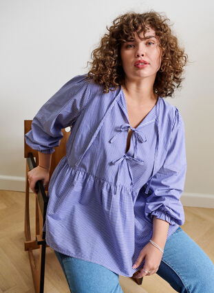 Zizzi Gestreepte katoenen blouse met strik detail, Baja Blue Stripe, Image image number 0