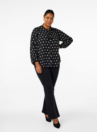 Zizzi Gestippeld shirt met ruches, Black W. White Dot, Model image number 2