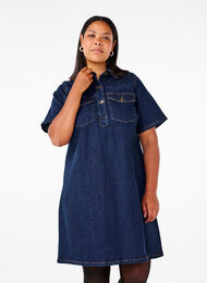 Denimjurk met korte mouwen en borstzakken, Dark Blue Denim, Model