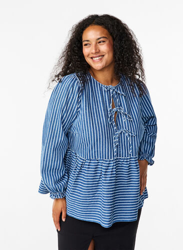 Zizzi Gestreepte denim blouse met strik aan de voorkant, Blue Denim Stripe, Model image number 0