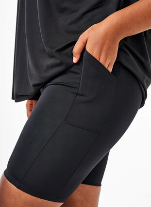 Zizzi Aansluitende korte broek met hoge taille en zakken, Black, Model image number 2