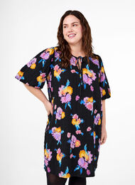 Jurk met korte pofmouwen en bloemenprint, Black w. flower AOP, Model