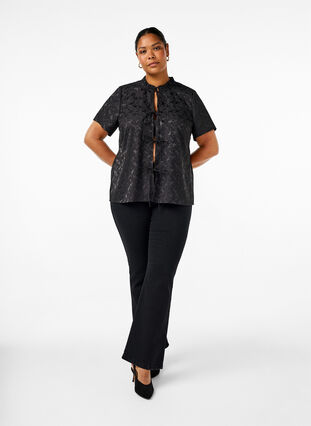 Zizzi Jacquard blouse met korte mouwen en strikjes, Black, Model image number 2