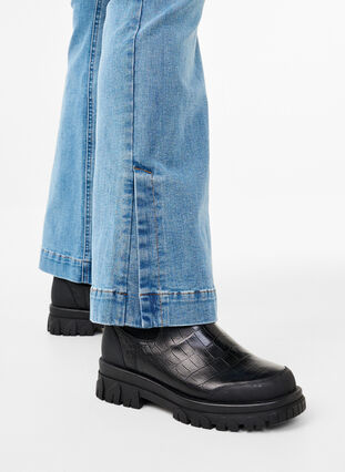 Zizzi Bootcut jeans met split, Blue Denim, Model image number 3