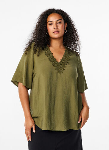 Zizzi Blouse van viscose met v-hals en borduursel, Winter Moss, Model image number 0