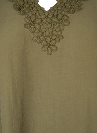 Zizzi Blouse van viscose met v-hals en borduursel, Winter Moss, Packshot image number 2