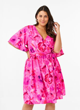 Zizzi Knielange jurk met bloemenprint en wikkeleffect, Pink Rose AOP, Model image number 1