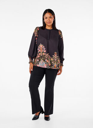 Zizzi Blouse met paisley print, Black Paisley, Model image number 3