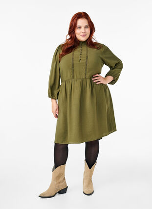 Zizzi Knielange jurk met borduursel en 3/4 mouwen, Winter Moss, Model image number 2