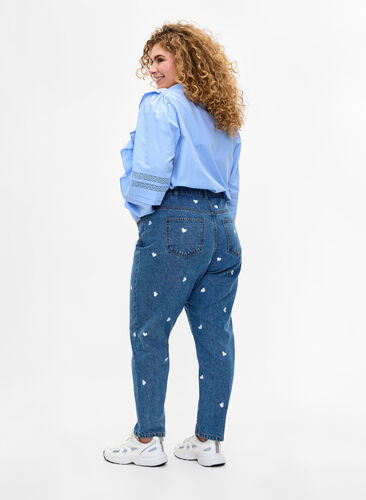 Zizzi Mille mom fit jeans met borduurwerk, Light Blue Heart, Model image number 1