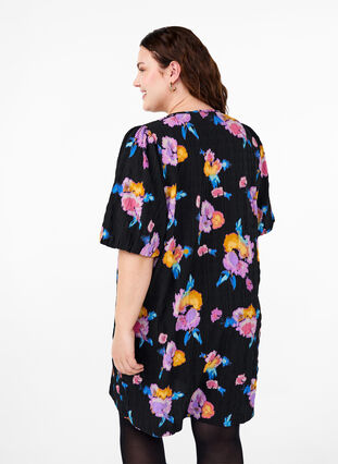 Zizzi Jurk met korte pofmouwen en bloemenprint, Black w. flower AOP, Model image number 1