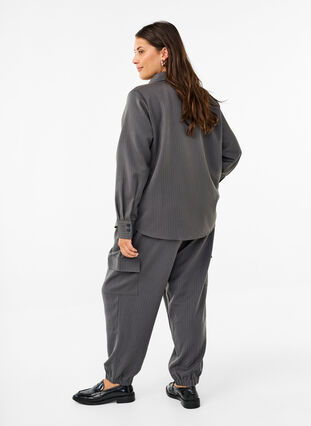 Zizzi Broek met cargozakken en een elastische taille, Dark Shadow Pin St., Model image number 1