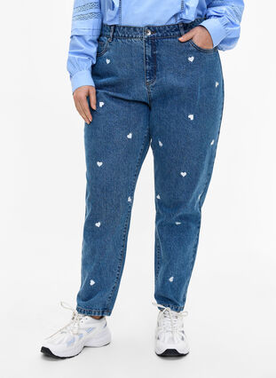 Zizzi Mille mom fit jeans met borduurwerk, Light Blue Heart, Model image number 2