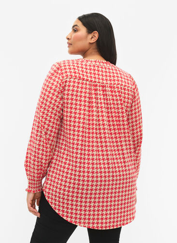 Zizzi Blouse met smok en V-halslijn, Raspb. Houndsthooth, Model image number 1