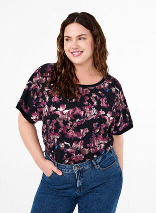 Zizzi Soepelvallend T-shirt met bloemenprint, Black Purple Fl. AOP, Model image number 0