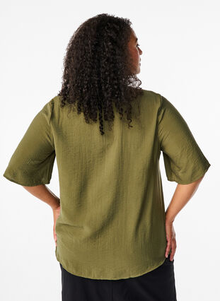 Zizzi Blouse van viscose met v-hals en borduursel, Winter Moss, Model image number 1