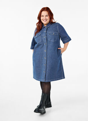 Zizzi Krijtstreep spijkerjurk met borstzakken, Blue Denim Stripe, Model image number 2