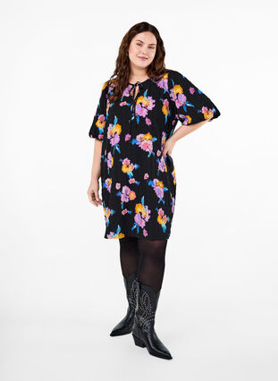 Zizzi Jurk met korte pofmouwen en bloemenprint, Black w. flower AOP, Model image number 2