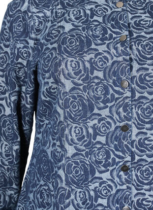 Zizzi Spijkerblouse met rozenpatroon, Denim Rose AOP, Packshot image number 2