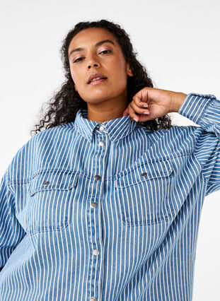 Zizzi Effen denim overhemd met borstzakken, Light B.Denim Stripe, Model image number 3